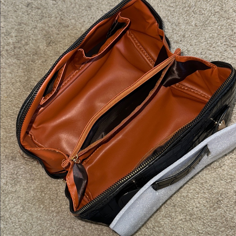 PRIVATA Alligator Toiletry Bag - Picture 5 of 5